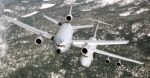 KC-10 menerima pengisian bahan bakar dari C-5M secara terbalik