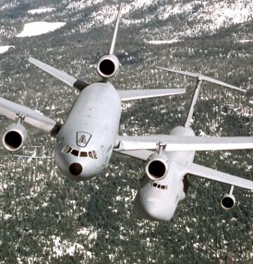 KC-10 menerima pengisian bahan bakar dari C-5M secara terbalik