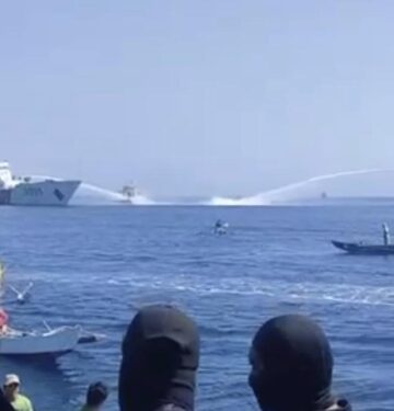 Kapal Penjaga Pantai China sembur kapal ikan Filipina_