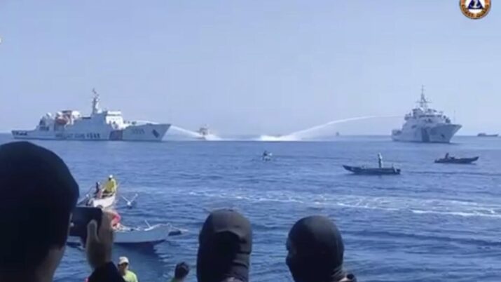 Kapal Penjaga Pantai China sembur kapal ikan Filipina_