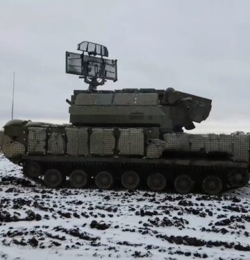 Kendaraan perang Rusia dilengkapi dengan karung pasir