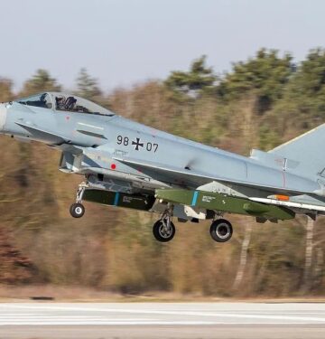 Eurofighter Typhoon terbang membawa rudal Taurus