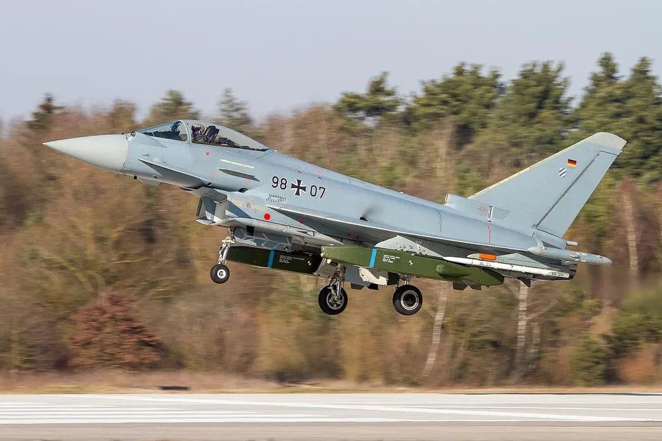 Eurofighter Typhoon terbang membawa rudal Taurus