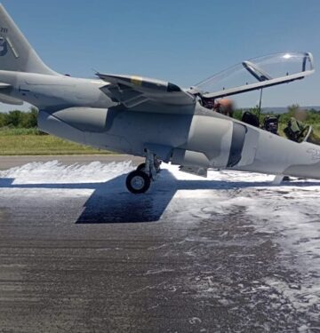 Jet latih lanjut IA-63 Pampa Angkatan Udara Argentina melakukan pendaratan darurat