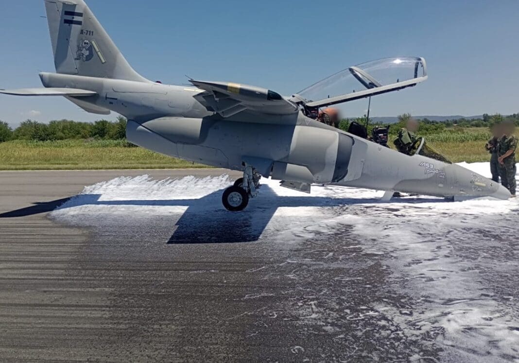 Jet latih lanjut IA-63 Pampa Angkatan Udara Argentina melakukan pendaratan darurat