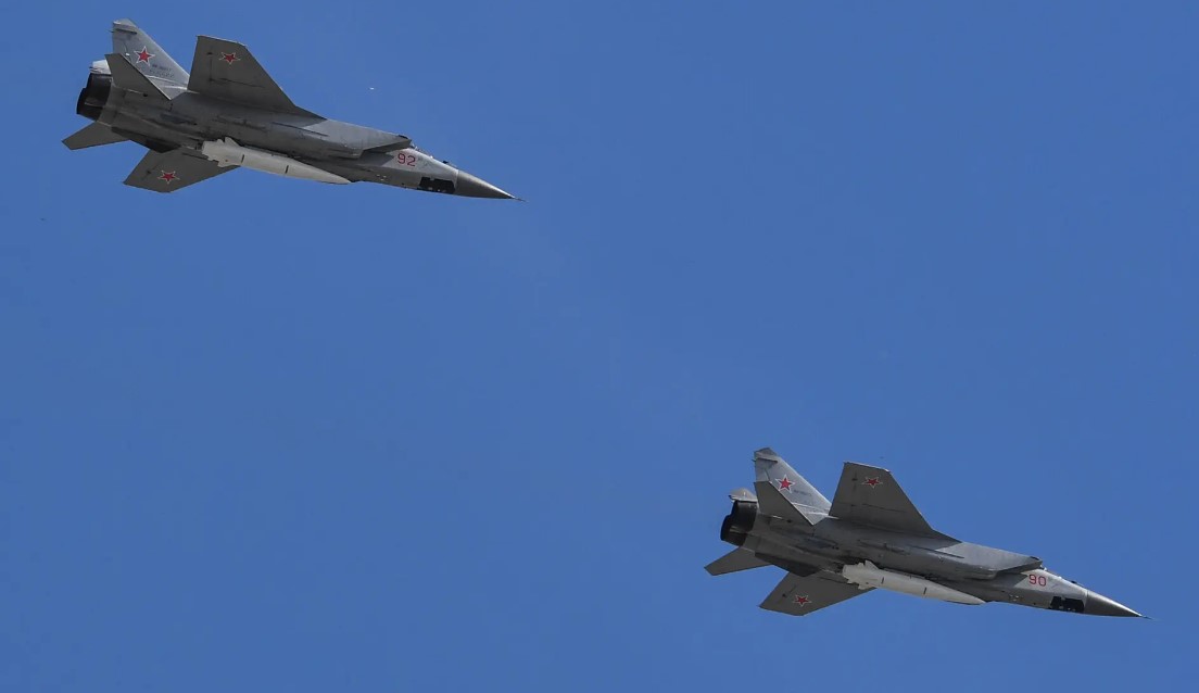 MiG-31K membawa rudal Kinzhal_2