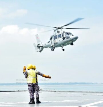 Helikopter MBE Panther Puspenerbal melakukan latihan pendaratan dan take off di KRI Makassar