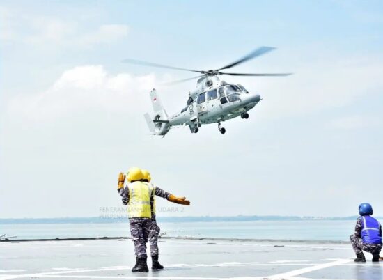 Helikopter MBE Panther Puspenerbal melakukan latihan pendaratan dan take off di KRI Makassar