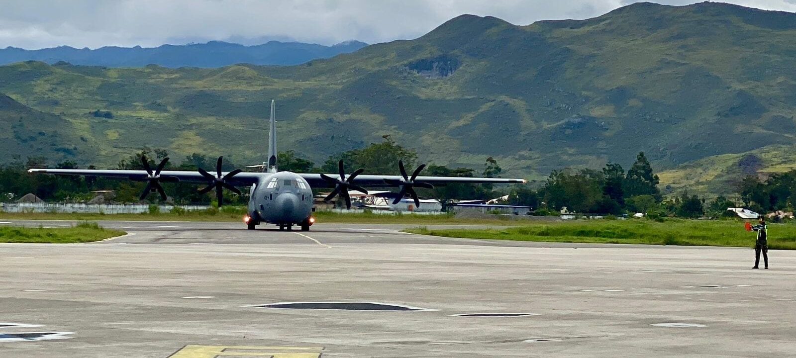 A-1343 melaksanakan pendaratan pertama di Bandara Wamena Papua_1