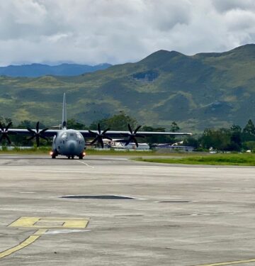 A-1343 melaksanakan pendaratan pertama di Bandara Wamena Papua_1