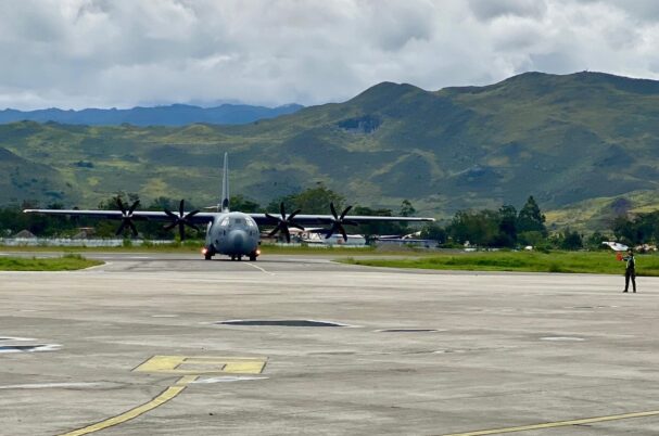 A-1343 melaksanakan pendaratan pertama di Bandara Wamena Papua_1