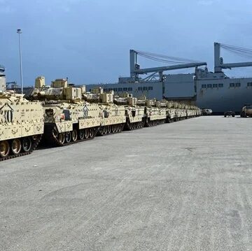 Abrams dan Bradley diturunkan di pelabuhan di Yunani