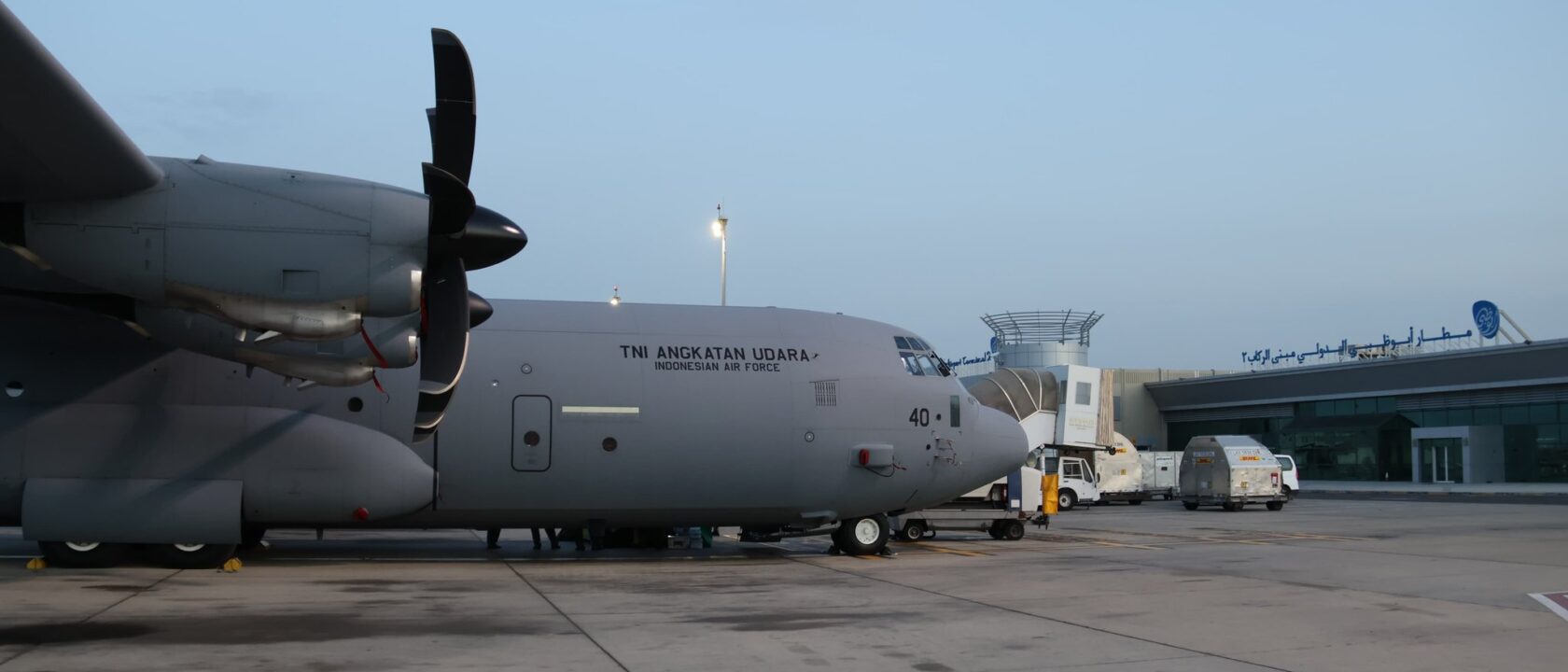 C-130J-30 A-1340 tiba di Abu Dhabi_2