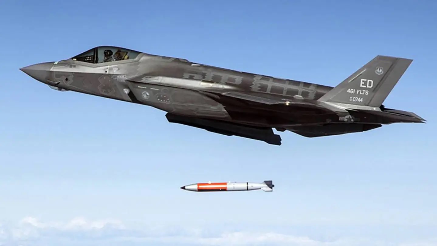 F-35 meluncurkan bom termonuklir B61-12