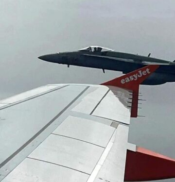 FA-18 Hornet Angkatan Udara Spanyol kawal pesawat easyJet_1