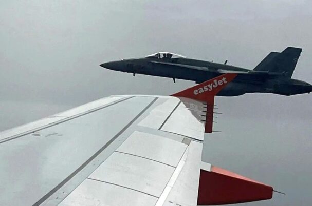 FA-18 Hornet Angkatan Udara Spanyol kawal pesawat easyJet_1