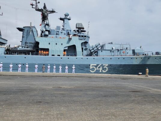 Kapal fregat Marshal Shaposhnikov tiba di Pelabuhan Massawa Eritrea_4