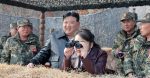 Kim Jong-un dan putrinya menyaksikan latihan infiltrasi pasukan lintas udara Korea Utara