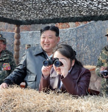 Kim Jong-un dan putrinya menyaksikan latihan infiltrasi pasukan lintas udara Korea Utara