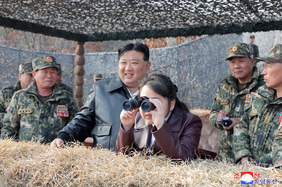 Kim Jong-un dan putrinya menyaksikan latihan infiltrasi pasukan lintas udara Korea Utara