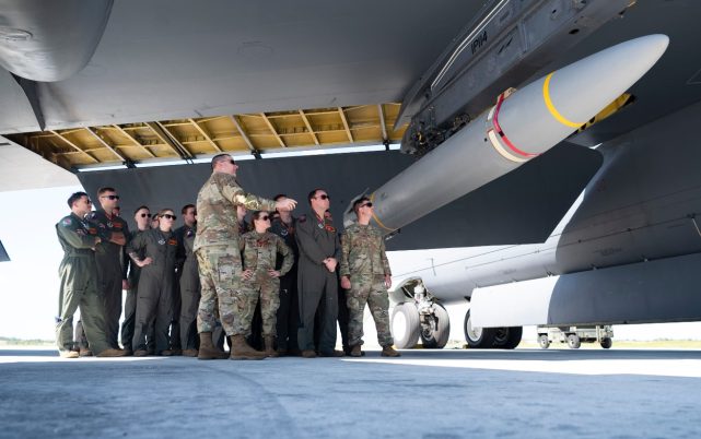 Kru Pembom B-52H menerima pelatihan mengenai senjata hipersonik di Guam