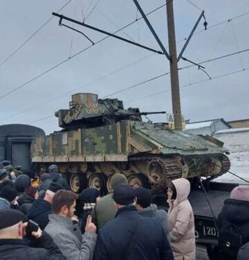 M2A2 Ukraina diangkut menggunakan kereta oleh Rusia