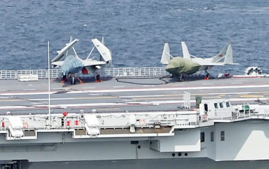 Mock up J-15 dan J-35 di kapal induk Liaoning