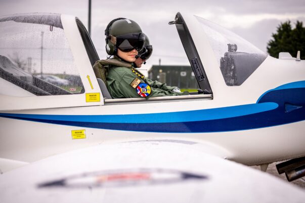 Pilot Ukraina lulus pendidikan dasar di Angkatan Udara Inggris_1