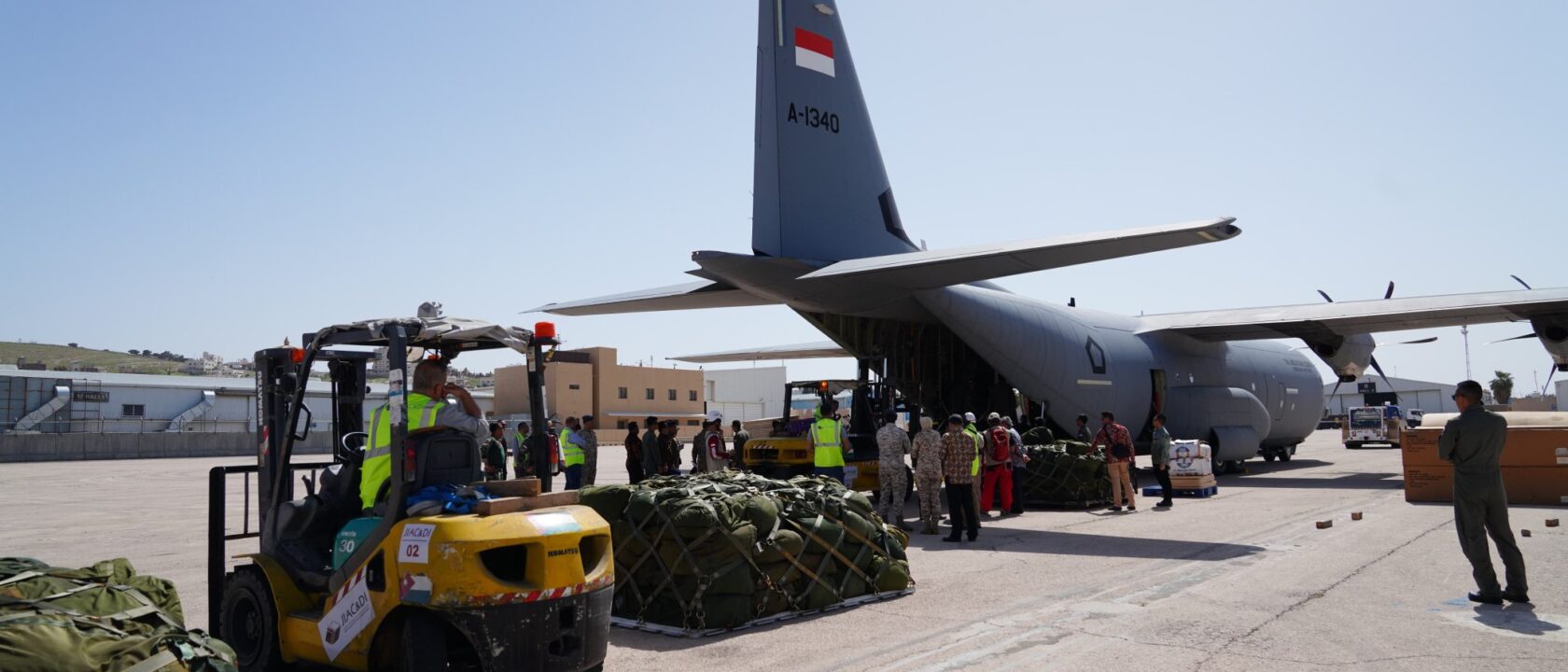 C-130J-30 Super Hercules A-1340 yang membawa bantuan kemanusiaan untuk rakyat Palestina tiba di Amman Yordania