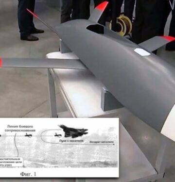 Drone kamikaze yang diluncurkan dari Su-57