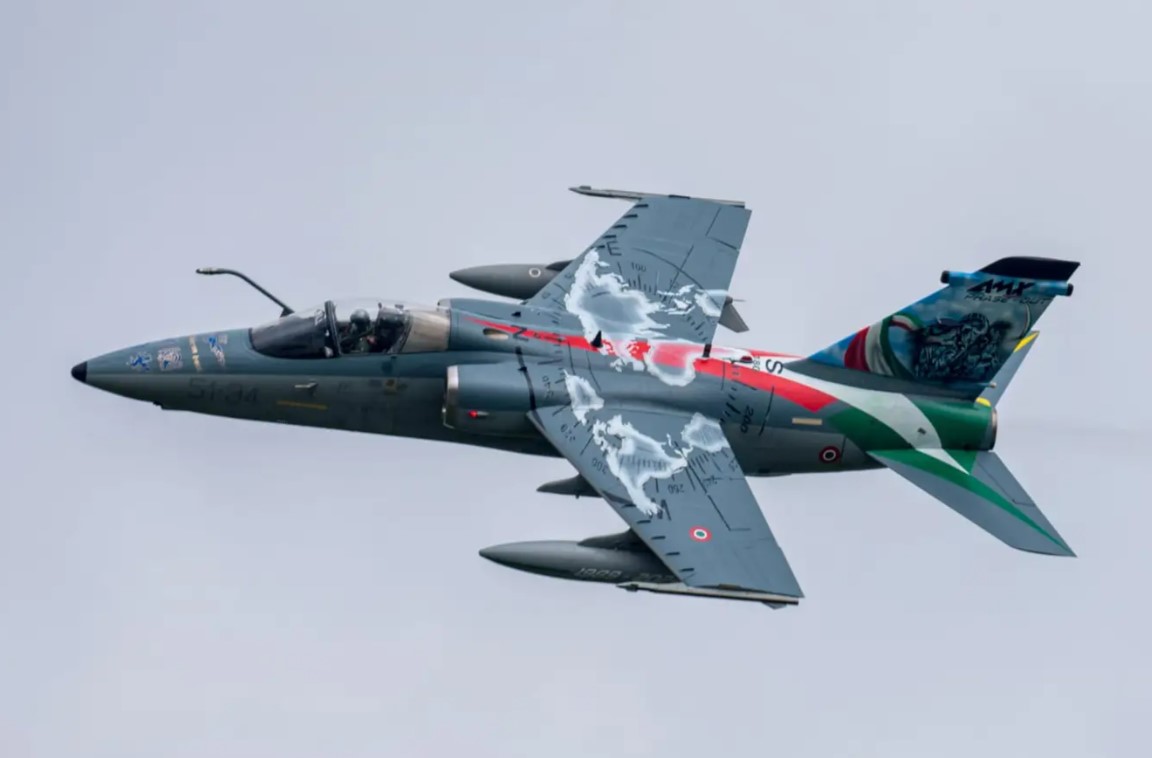 Jet serang ringan AMX Angkatan Udara Italia