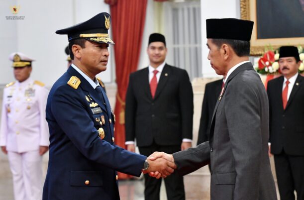 M Tonny Harjono dilantik Presiden Jokowi menjadi Kasau_24