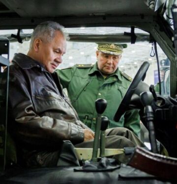 Menhan Rusia memeriksa 30 senjata baru Rusia