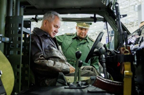 Menhan Rusia memeriksa 30 senjata baru Rusia