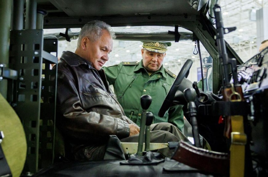 Menhan Rusia memeriksa 30 senjata baru Rusia
