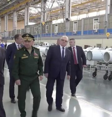 Menteri Pertahanan Sergey Shoigu memeriksa pabrik pembuatan rudal Rusia
