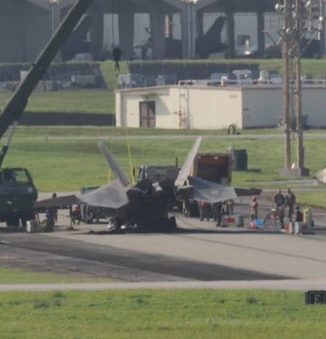 Nose Gear F-22 kolaps di Kadena AB