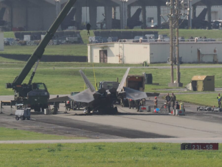 Nose Gear F-22 kolaps di Kadena AB