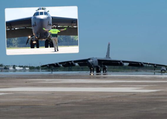 Pembom B-52H mendarat di Bandara Internasional Chennault di AS