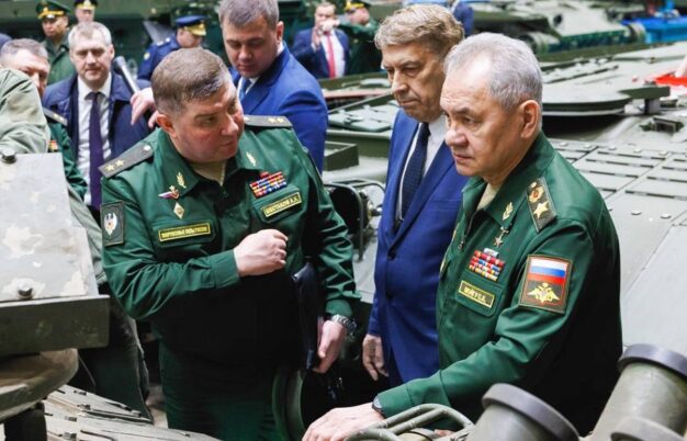 Shoigu memeriksa pabrik pembuatan tank Rusia