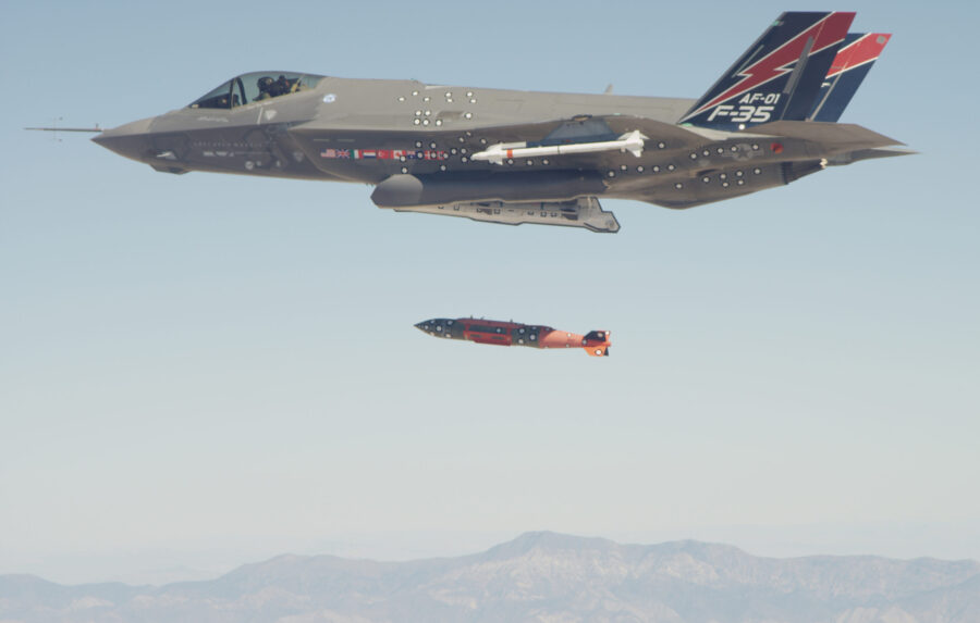 F-35 melepaskan bom JDAM