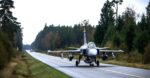 Gripen mendarat di jalan raya