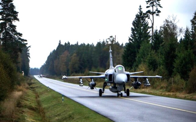 Gripen mendarat di jalan raya