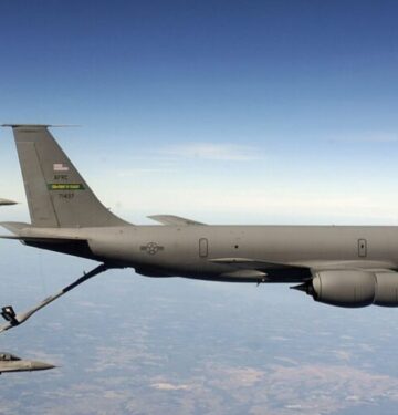 KC-135 Stratotanker_F-16