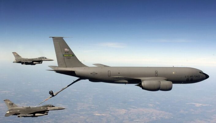 KC-135 Stratotanker_F-16