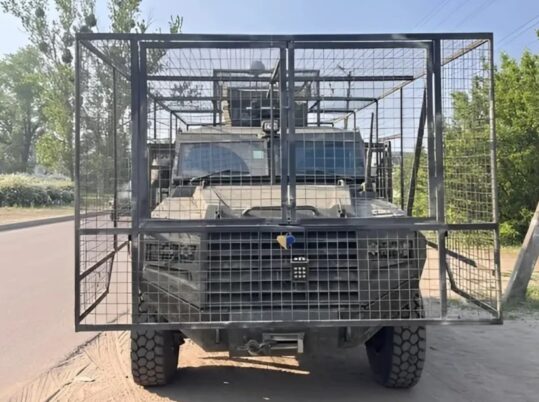 Kendaraan lapis baja Senator di Ukraina dilengkapi dengan cope cage
