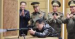 Kim Jong-un mencoba senapan runduk baru buatan lokal