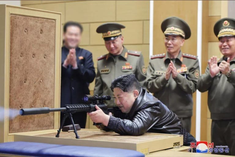 Kim Jong-un mencoba senapan runduk baru buatan lokal