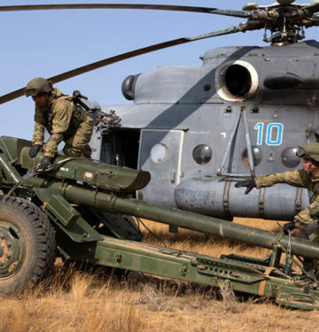 Pasukan Rusia dengan senjata artileri