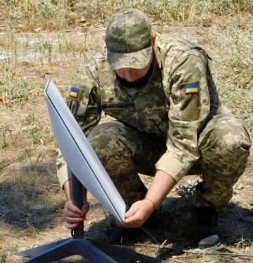 Pasukan Ukraina memasang Starlink